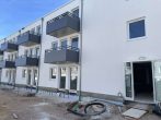 2-Zi-Neubau-Wohnung mit Balkon für Senioren in Regenstauf - Hauseingang